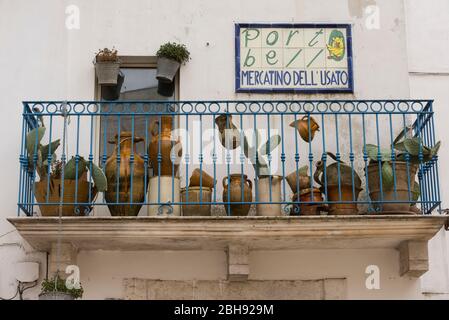 Italia, mezzogiorno, Puglia, Penisola del Salento, provincia di Brindisi, Cisternino, facciata del centro storico Foto Stock