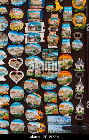 Italia, mezzogiorno, Puglia, Salento, Brindisi, Ostuni, centro storico, negozio di souvenir Foto Stock