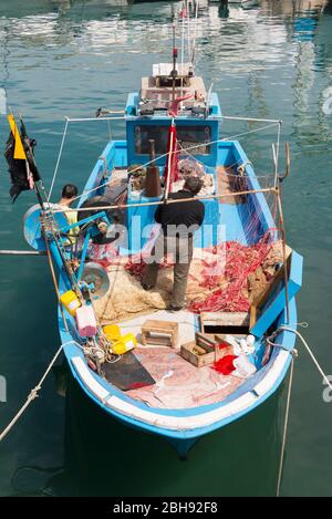 Italien, Mezzogiorno, Apulien / Puglia, Halbinsel Salento, Monopoli, Fischkutter im Hafen Foto Stock