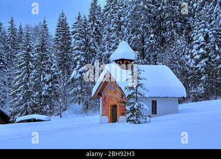 Winterly Snowy cappella a Elmau a Klais, distretto di Krün, Werdenfelser Land, alta Baviera, Germania Foto Stock