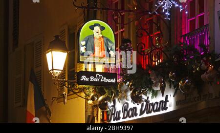 Cartello al ristorante Au Bon Vivant e decorazione di Natale in Rue Maroquin, Strasburgo, Alsazia, Francia Foto Stock
