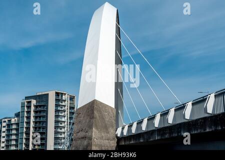 Squinty Bridge, noto anche come Clyde Arc sopra il fiume Clyde a Glasgow, Scozia Foto Stock