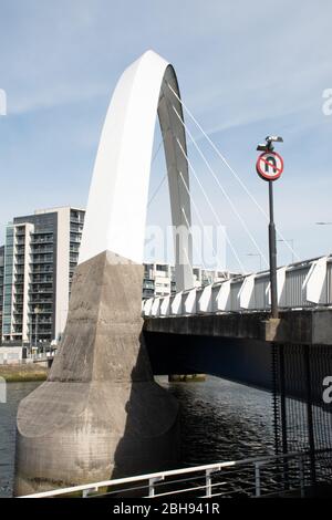 Squinty Bridge, noto anche come Clyde Arc sopra il fiume Clyde a Glasgow, Scozia Foto Stock