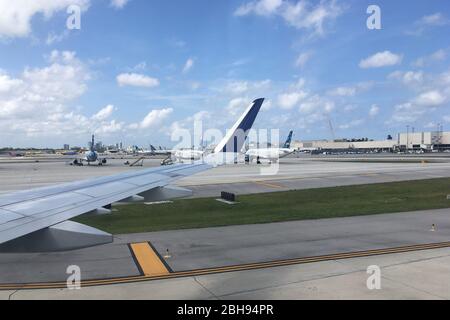 FORT LAUDERDALE, FL - APRILE 24: COVID-19: Una scena desolata nei terminali dell'Aeroporto Internazionale di Fort Lauderdale-Hollywood, mentre i Floridiani tentano di rallentare la diffusione del Coronavirus soggiornando a casa o utilizzando le distanze sociali. In mezzo alla pandemia di coronavirus, il commissario della contea di Broward, Mark Bogen, ha chiesto la sospensione di tutto il traffico aereo commerciale diretto all'aeroporto internazionale di Fort Lauderdale-Hollywood da "punti caldi" come New Orleans e New York. La sospensione durerà fino al 1° maggio 2020 il 24 aprile 2020 a Fort Lauderdale, Florida People: Atmosphere Foto Stock