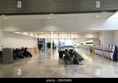 FORT LAUDERDALE, FL - APRILE 24: COVID-19: Una scena desolata nei terminali dell'Aeroporto Internazionale di Fort Lauderdale-Hollywood, mentre i Floridiani tentano di rallentare la diffusione del Coronavirus soggiornando a casa o utilizzando le distanze sociali. Nell'ambito della pandemia del coronavirus, il commissario della contea di Broward, Mark Bogen, ha chiesto la sospensione di tutto il traffico aereo commerciale diretto all'aeroporto internazionale di Fort Lauderdale-Hollywood da "punti caldi" come New Orleans e New York. La sospensione durerà fino al 1° maggio 2020 il 24 aprile 2020 a Fort Lauderdale, Florida People: Atmosphere Foto Stock