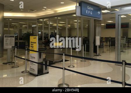 FORT LAUDERDALE, FL - APRILE 24: COVID-19: Una scena desolata nei terminali dell'Aeroporto Internazionale di Fort Lauderdale-Hollywood, mentre i Floridiani tentano di rallentare la diffusione del Coronavirus soggiornando a casa o utilizzando le distanze sociali. Nell'ambito della pandemia del coronavirus, il commissario della contea di Broward, Mark Bogen, ha chiesto la sospensione di tutto il traffico aereo commerciale diretto all'aeroporto internazionale di Fort Lauderdale-Hollywood da "punti caldi" come New Orleans e New York. La sospensione durerà fino al 1° maggio 2020 il 24 aprile 2020 a Fort Lauderdale, Florida People: Atmosphere Foto Stock