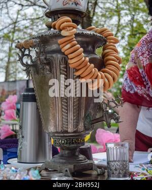 Un samovar con bagel sul tavolo. Festa tradizionale della gente. Foto Stock