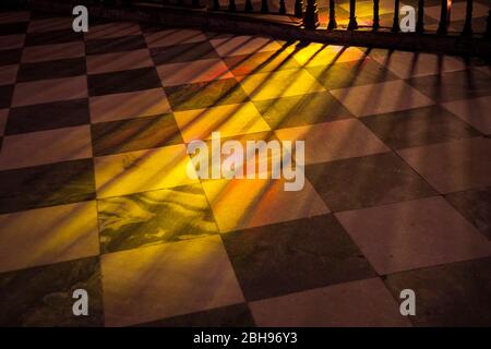 Giochi di luce colorato al pavimento di una chiesa, Andalusia, Spagna, Carmona, Iglesia Prioral de Santa Maria Foto Stock