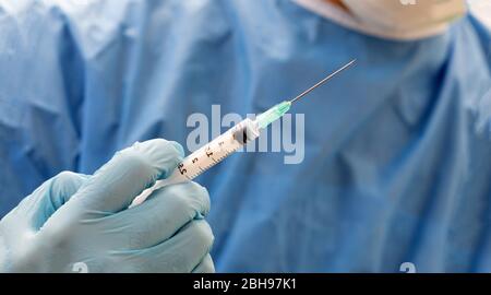 Siringa, vaccino per iniezione medica in vista ravvicinata con i guanti del medico. Vaccinazione con ago. Assistenza sanitaria in concetto ospedaliero. Foto Stock