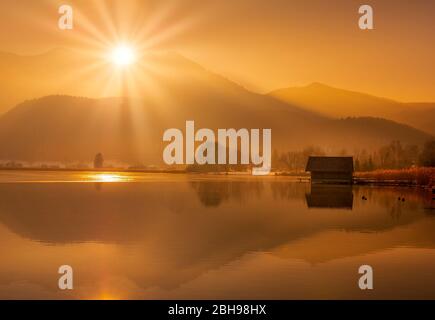 Boathouses sul Kochelsee in inverno, Alta Baviera, Baviera, Germania, Europa Foto Stock