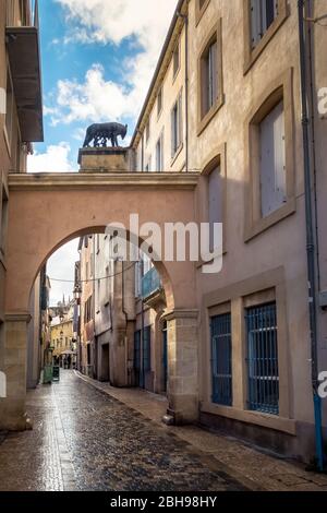 Scultura il lupo con Romolo e Remo in Rue Droit a Narbonne. Fu fondata nel 1982 dalla città di Roma. Foto Stock