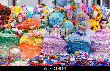 Krasnodar, Russia - 1 maggio 2019: Bambole in abito multicolore. Bambole ragazze in abito multicolore Foto Stock