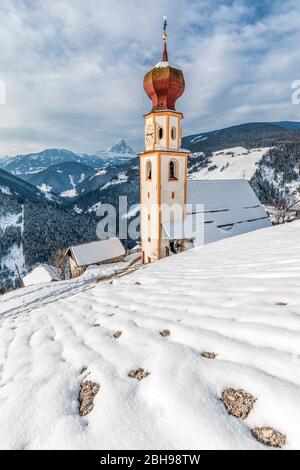 La chiesa alpina di San Giorgio a Pliscia / Plaiken in inverno, comune di Marebbe / Enneberg, Bolzano, Alto Adige, Südtirol, Italia Foto Stock