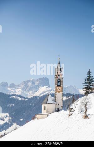 Cappella di Santa Barbara in inverno, Tolpei, la Valle - Wengen, Val Badia, Bolzano, Dolomiti, Alto Adige, Italia Foto Stock