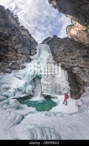 Tour invernale alle cascate Fanes, al parco naturale Dolomiti d Ampezzo, a Cortina d Ampezzo, a Belluno, Veneto, Italia Foto Stock