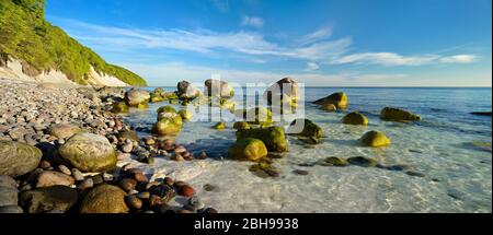 Germania, Meclemburgo-Pomerania occidentale, Isola di Rügen, Parco Nazionale di Jasmund, paesaggio costiero con scogliere di gesso e grandi massi sulla riva Foto Stock