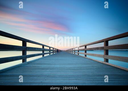 Germania, Sassonia-Anhalt, Braunsbedra, Neumark, lago Geiseltalsee, Marina, molo al tramonto Foto Stock