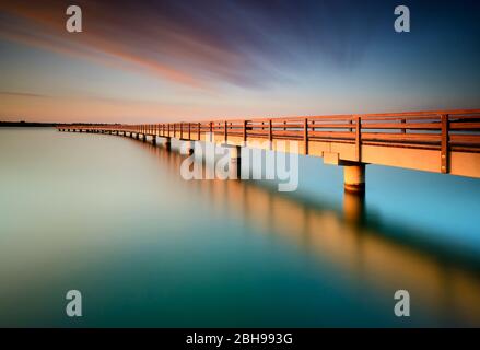 Germania, Sassonia-Anhalt, Braunsbedra, Neumark, lago Geiseltalsee, Marina, molo all'alba Foto Stock