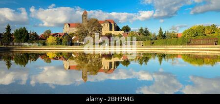 Germania, Sassonia-Anhalt, Quedlinburg, collina del castello con chiesa collegiata di San Servatio, riflessione dell'acqua, Patrimonio dell'Umanità dell'UNESCO Foto Stock