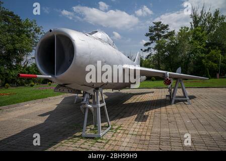 Armenia, Yerevan, dell era sovietica Madre Armenia Park e dell era sovietica Mig-17 jet da combattimento Foto Stock