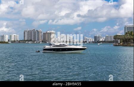 Yacht, dietro lo skyline di Miami Beach, Miami-Dade County, Florida, USA, Nord America Foto Stock