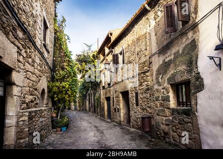 Vicolo a Peratallada in autunno, il villaggio è stato premiato come un insieme storico-artistico in Catalogna. Foto Stock