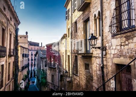 Pujada de Sant Domènec a Barri Vell a Girona in autunno Foto Stock