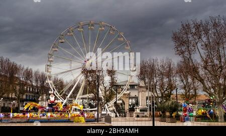 Ruota panoramica al mercato di Natale a Narbonne Foto Stock