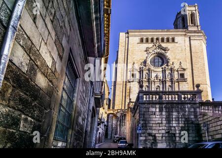 Cattedrale di Santa Maria, campanile in stile lombardo. La costruzione iniziò nel XII secolo, in autunno a Girona Foto Stock
