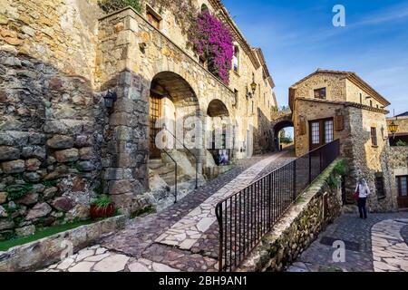 Vicolo villaggio di Pals in autunno, luogo di interesse storico Foto Stock