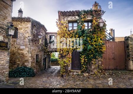 Vicolo a Peratallada in autunno. Il villaggio è stato premiato come un insieme storico-artistico in Catalogna. Foto Stock