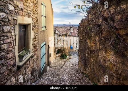 Vicolo a Montouliers in inverno Foto Stock