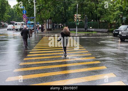 Armenia, Yerevan, inondato street durante il temporale Foto Stock
