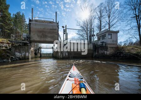 Kayak attraverso un canale di Siuntio, Finlandia Foto Stock