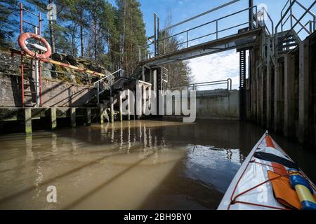 Kayak attraverso un canale di Siuntio, Finlandia Foto Stock