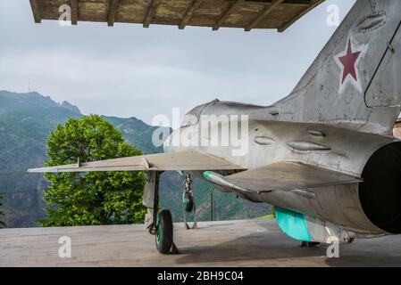 Armenia, Debed Canyon, Sanahin, MIG-21 jet fighter Monumento al luogo di nascita di Mikoyan fratelli, Anastas, sovietico membro del Politburo e Artyom, designer di getti di MIG Foto Stock