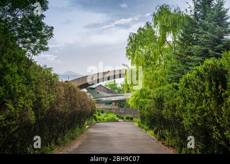 Armenia, Debed Canyon, Sanahin, MIG-21 jet fighter Monumento al luogo di nascita di Mikoyan fratelli, Anastas, sovietico membro del Politburo e Artyom, designer di getti di MIG Foto Stock