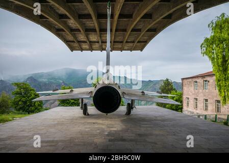 Armenia, Debed Canyon, Sanahin, MIG-21 jet fighter Monumento al luogo di nascita di Mikoyan fratelli, Anastas, sovietico membro del Politburo e Artyom, designer di getti di MIG Foto Stock