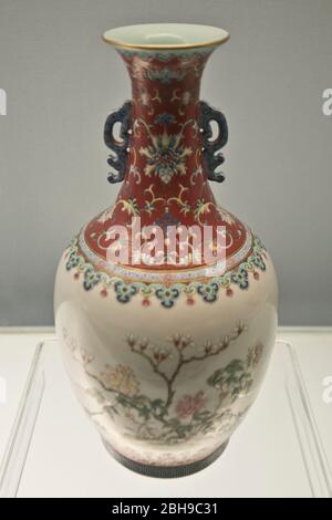 Vaso con disegno floreale fencai e marchio 'Swen de Tang' - Jingdezhen Ware - Daoguang Reign (1821-1850 d.C.) Dinastia Qing. Museo di Shanghai Foto Stock