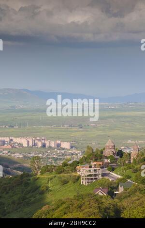 Armenia, Tsaghkadzor, Kecharis Monastero, XI secolo, ad alto angolo di visione con città skyine Foto Stock