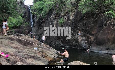 KO CHANG, THAILANDIA - 12 APRILE 2018: Cascata di Khlong Phlu con molti turisti che vogliono una nuotata rinfrescante Foto Stock