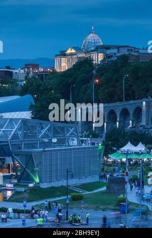 La Georgia, Tbilisi, città vecchia, Narikala di funivia e il Palazzo Presidenziale, sera Foto Stock