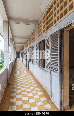 Cambogia, Phnom Penh, Museo di Tuol Sleng del crimine di genocidio, dei Khmer rossi prigione precedentemente noto come prigione S-21, situato nella vecchia scuola, esterno Foto Stock