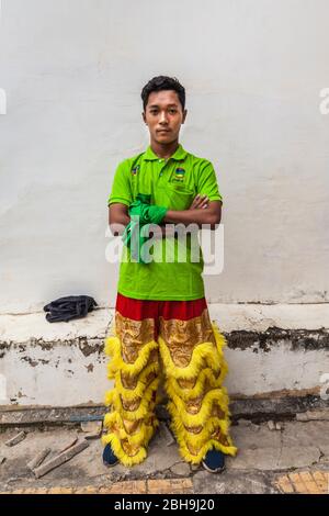 Cambogia, Battambang, Tempio cinese, drago danza esecutore, Foto Stock