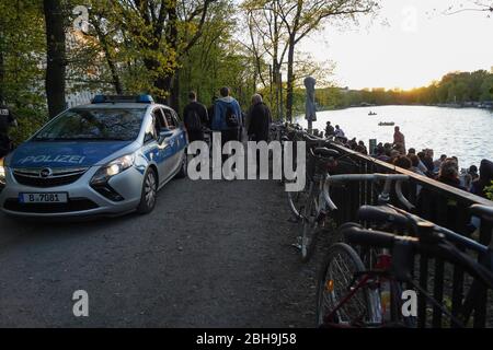 Berlino, Germania. 24 Aprile 2020. La polizia sta emettendo rappresmands sulla banca occupata del Landwehrkanal. Credit: Jörg Carstensen/dpa/Alamy Live News Foto Stock