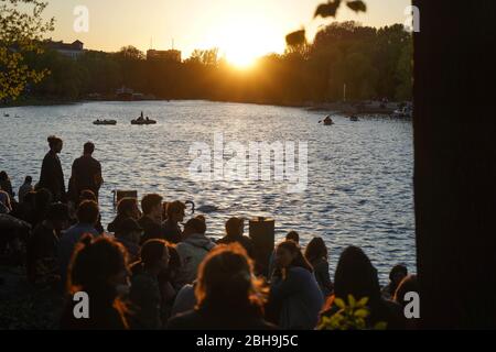 Berlino, Germania. 24 Aprile 2020. Numerose persone godono il tramonto sulle rive del Landwehrkanal. Credit: Jörg Carstensen/dpa/Alamy Live News Foto Stock