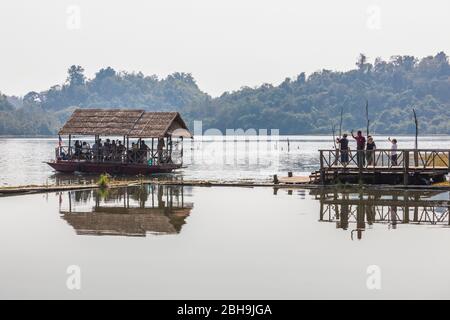 Laos, Sainyabuli, Elephant Conservation Centre, centro di acqua sulla navetta Nam Tien serbatoio Foto Stock