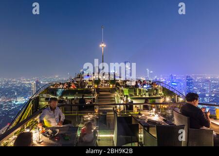 Thailandia, Bangkok, zona Lumphini, Moon Bar in cima al Banyan Tree Resort Hotel, crepuscolo, non ci sono uscite Foto Stock