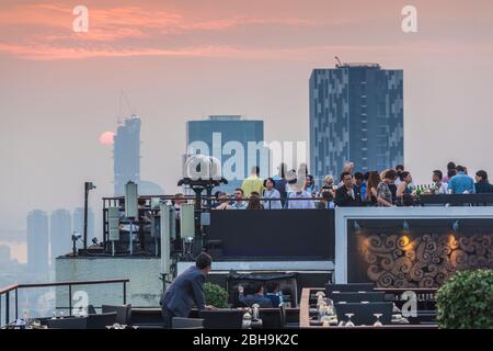 Thailandia, Bangkok, zona Lumphini, Moon Bar in cima al Banyan Tree Resort Hotel, crepuscolo, non ci sono uscite Foto Stock