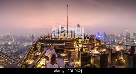 Thailandia, Bangkok, zona Lumphini, Moon Bar in cima al Banyan Tree Resort Hotel, crepuscolo, non ci sono uscite Foto Stock